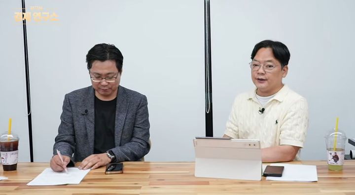 [서울=뉴시스] 알파경제 김종효 이사가 유튜브 채널 '그리구라 GreeGura'의 '김구라 경제연구소'에서 10월 국내 증시와 주요 업종 전망을 설명하고 있다. (사진=유튜브 채널 '그리구라 GreeGura' 캡처) *재판매 및 DB 금지