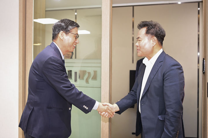 [문경=뉴시스] 김학홍 문경시장(오른쪽)과 이윤재 숭실대 총장이 악수하고 있다. (사진=문경시 제공) 2026.09.28. photo@newsis.com *재판매 및 DB 금지