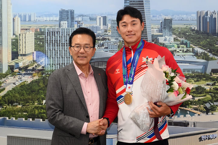 연수구청 카누단 소속 장상원(오른쪽)과 이재호 연수구청장. (사진=연수구 제공) 2026.09.28. photo@newsis.com *재판매 및 DB 금지