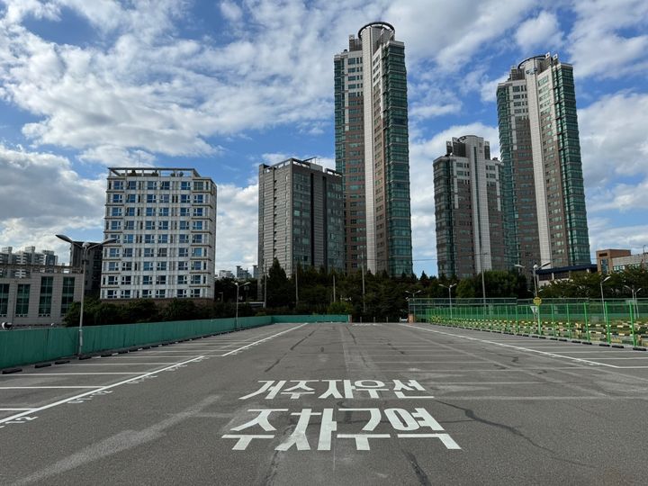 [서울=뉴시스] 구로구 신도림 자동차운전학원 유휴부지에 조성된 거주자우선주차장 모습. (사진=구로구 제공) 2026.09.28. photo@newsis.com *재판매 및 DB 금지