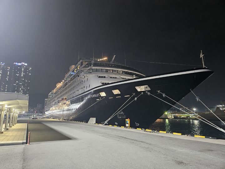 [부산=뉴시스] 지난 24일 밤 부산항 북항 크루즈터미널에 아자마라 퍼슈트(Aazamara Pursuit)호가 접안해 있다. (사진=부산항만공사 제공) 2026.09.28. photo@newsis.com *재판매 및 DB 금지