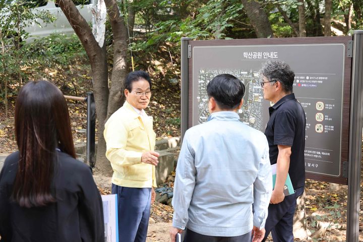[대구=뉴시스] 대구 달서구는 주민들이 안전하고 쾌적하게 산책할 수 있는 도심 속 녹지공간인 학산공원 둘레길 조성 사업을 완료했다. (사진=대구 달서구 제공) 2026.09.28. photo@newsis.com *재판매 및 DB 금지
