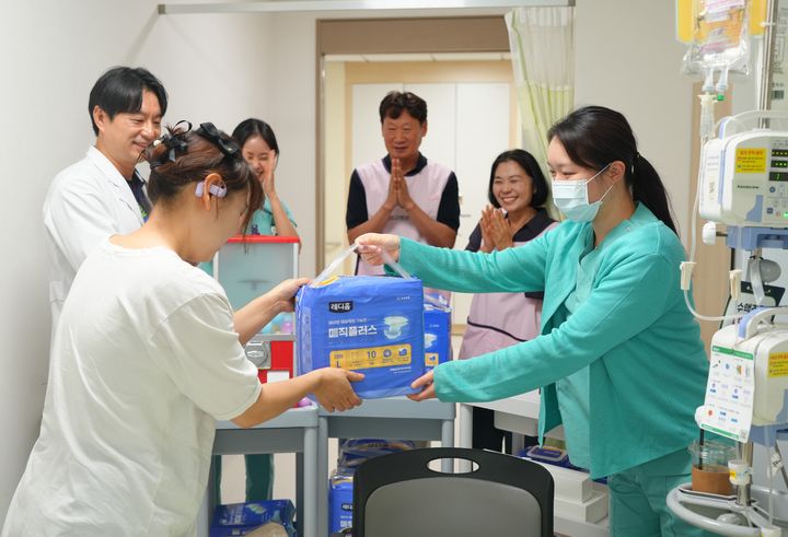 [대전=뉴시스] 건양대병원 호스피스완화의료센터가 최근 호스피스 병동에서 '추석 명절맞이 특별 이벤트'를 열었다. (사진=건양대학교병원 제공) 2026.09.28. photo@newsis.com *재판매 및 DB 금지