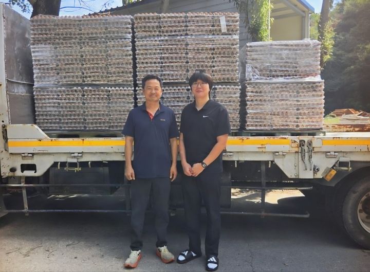 [진주=뉴시스]진주시 지수면 금포영농조합법인, 계란 2000판 전달.(사진=진주시종합사회복지관 제공).2026.09.28.photo@newsis.com *재판매 및 DB 금지