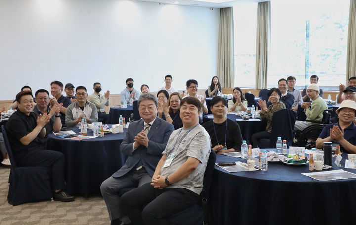강원랜드는 28일 춘천 베어스호텔에서 하이원스포츠팀 소속 장애인체육선수들의 화합과 재충전을 위한 ‘2026 하반기 장애인스포츠선수단 워크숍’을 개최하고 있다.(사진=강원랜드 제공) *재판매 및 DB 금지