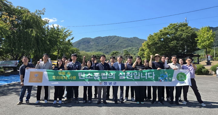 [창녕=뉴시스] 안지율 기자 = 산림녹지과 직원들이 국산 목재 이용 활성화 캠페인을 하고 있다. (사진= 창녕군 제공) 2026.09.28. photo@newsis.com *재판매 및 DB 금지