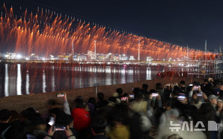 [포항=뉴시스] 지난해 10월31일 'APEC 정상회의' 성공 개최를 기원하며 포항 송도해수욕장에서 열린 낙화놀이. (사진=포항시 제공) 2026.09.28. photo@newsis.co