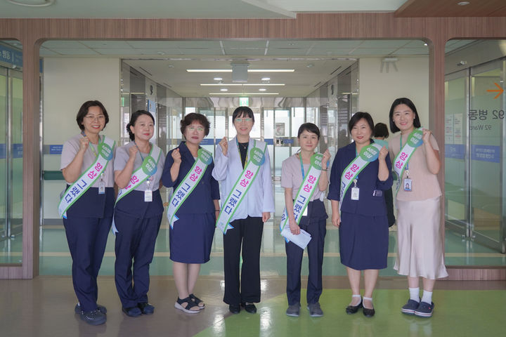 [양산=뉴시스] 안지율 기자 = 경청라운딩 참석자들이 기념촬영을 하고 있다. (사진= 양산부산대병원 제공) 2026.09.28. photo@newsis.com *재판매 및 DB 금지
