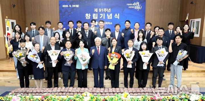 [전주=뉴시스] 전주상공회의소가 28일 '창립 제91주년 기념식'을 갖고 김정태 회장과 임직원, 수상자 등과 기념촬영을 하고 있다. (사진=전주상의 제공) 2026.09.28. photo@newsis.com *재판매 및 DB 금지