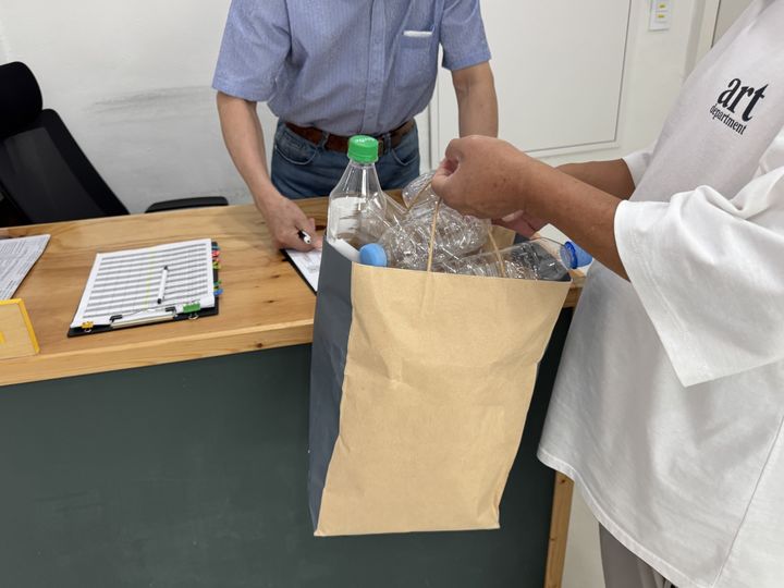 [서울=뉴시스] 재활용품 종량제봉투 교환 사업에 참여하는 주민(새롬). (사진=중구 제공) 2026.09.28. photo@newsis.com *재판매 및 DB 금지