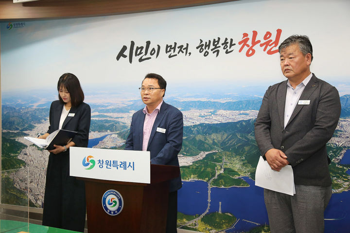 [창원=뉴시스] 강경국 기자 = 김영철 경남 창원시 문화관광체육국장이 28일 시청 프레스센터에서 제26회 마산가고파국화축제와 관련해 브리핑을 하고 있다. (사진=창원시청 제공). 2026.09.28. photo@newsis.com *재판매 및 DB 금지