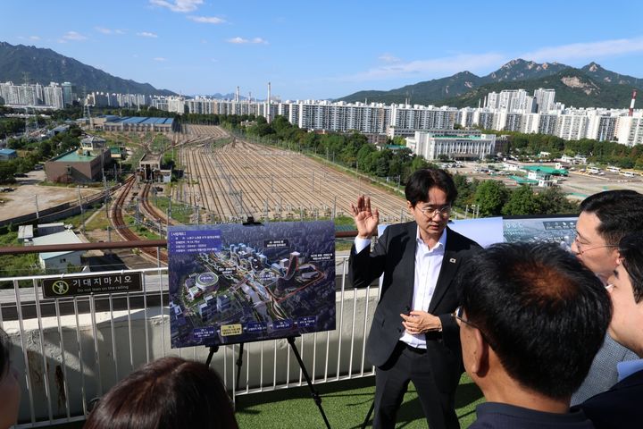 [서울=뉴시스] 지난 7일 서준오 노원구청장이 서울시의회 균형발전위원회 위원들에게 노원구청 옥상에서 S-DBC 부지를 설명하는 모습. (사진=노원구 제공) 2026.09.28. photo@newsis.com *재판매 및 DB 금지