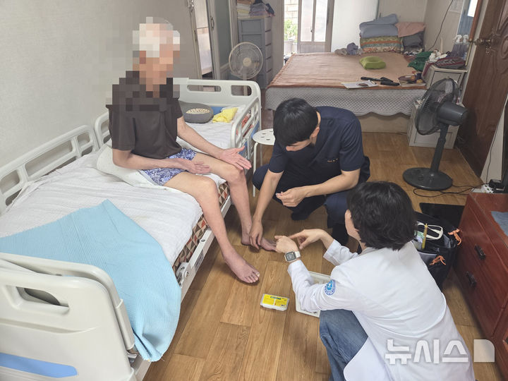 [영광=뉴시스] 영광군 집으로 찾아가는 장기요양 재택의료 서비스 모습. (사진=영광군 제공) photo@newsis.com *재판매 및 DB 금지