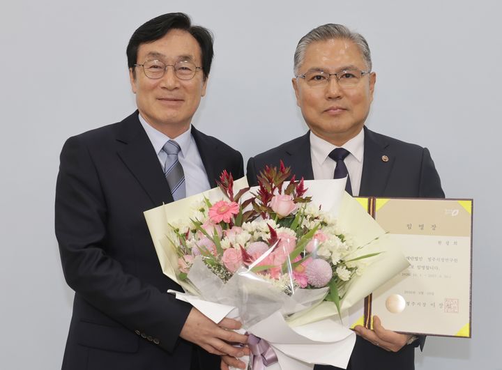 이장섭(왼쪽) 충북 청주시장이 28일 원광희 제2대 청주시정연구원장에게 임명장을 수여하고 기념촬영하고 있다. (사진=청주시 제공) *재판매 및 DB 금지