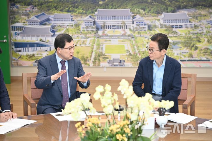 주낙영(왼쪽) 경주시장과 이철우 경북도지사