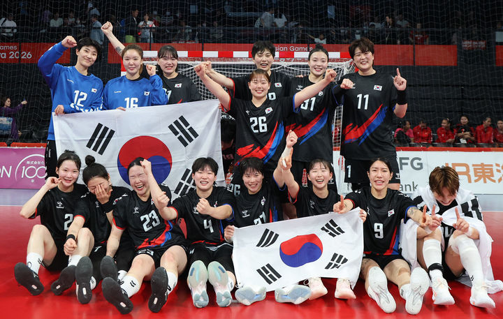 삼척시청 여자핸드볼 선수단 중심의 한국 여자핸드볼 대표팀은 지난 27일 일본 아이치현 이나자와 엔트리오에서 열린 여자핸드볼 최종전에서 개최국 일본을 27대 23으로 꺾고 6전 전승으로 금메달을 차지한 뒤 환호하고 있다.(사진=삼척시 제공) *재판매 및 DB 금지