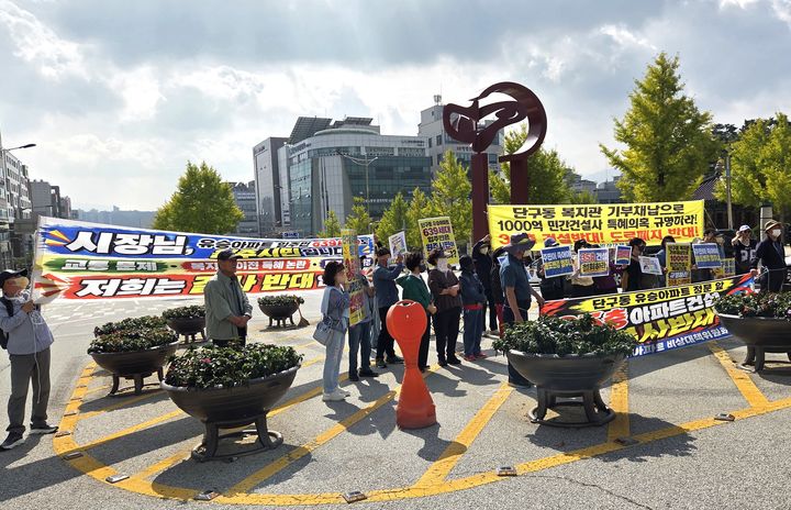 [원주=뉴시스] 이덕화 기자 = 28일 원주시 단구동 유승아파트 주민들이 시청 앞에서 집회를 열고 민간 개발을 위해 공공복지시설과 도시기반시설을 내주는 행정을 규탄하고 있다. 2026.09.28. wonder8768@newsis.com *재판매 및 DB 금지