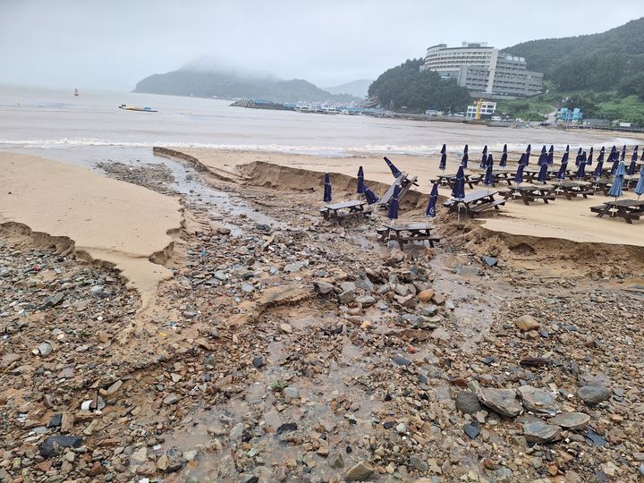 [거제=뉴시스] 지난 8월15일 극한 호우로 피해가 발생한 공유수면 점사용료 사용구간 모습. (사진=거제시 제공) 2026.09.28. photo@newsis.com *재판매 및 DB 금지
