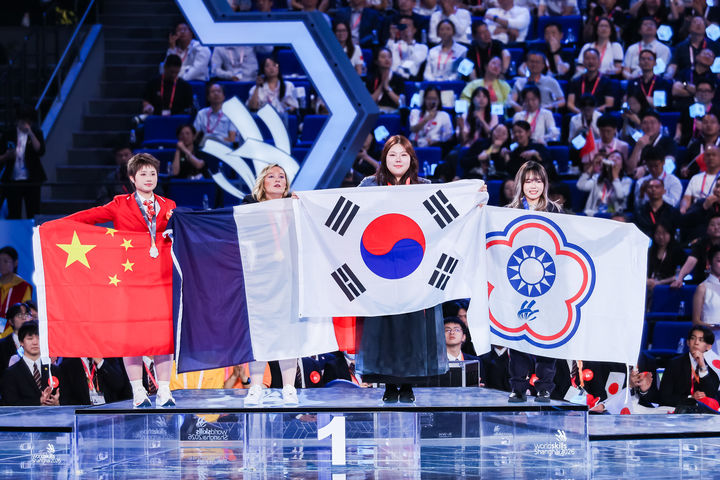 [서울=뉴시스]중국 상하이에서 열린 제48회 국제기능올림픽대회에서 금메달을 획득한 김조영 선수가 지난 27일 기념사진을 촬영하고 있다. (사진=한국산업인력공단 제공) 2026.09.28. photo@newsis.com *재판매 및 DB 금지
