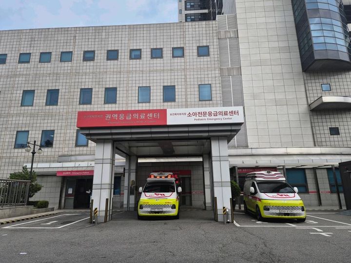 인하대병원에 도착한 구급차. (사진=인천소방본부 제공) 2026.09.28. photo@newsis.com *재판매 및 DB 금지