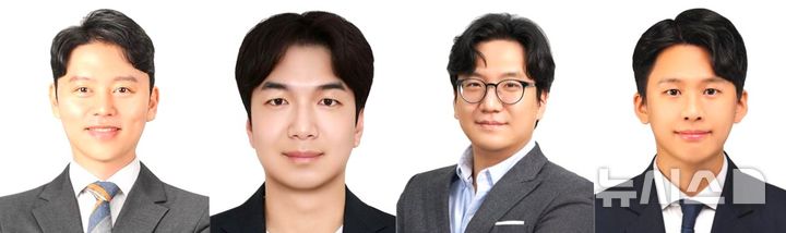 [포항=뉴시스] 포스텍 배터리공학과 홍지현 교수 연구팀이 차세대 전기차 배터리 소재로 주목받는 망간계 양극 소재의 수명 단축 원인을 밝혀내고, 오히려 약점을 성능으로 바꾸는 새로운 전략을 제시했다. 사진 왼쪽부터 홍 교수, 임국현 박사, 배터리공학과·신소재공학과 박규영 교수, 신소재공학과 통합과정 이호준씨. (사진=포스텍 제공) 2026.09.28. photo@newsis.com