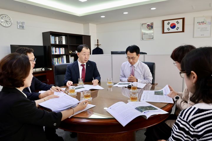 [산청=뉴시스] 유명현 산청군수가 최만림 경제부지사 면담에서 재정지원 요청 (사진=산청군 제공) 2026. 09. 28. photo@newsis.com *재판매 및 DB 금지