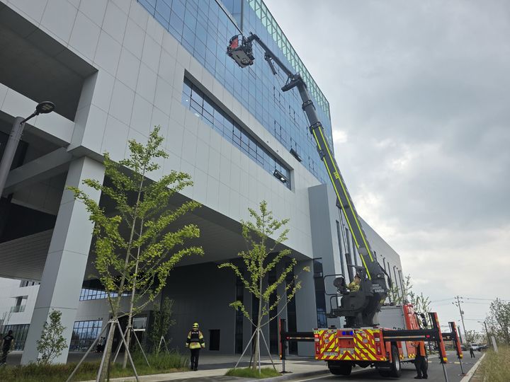[전남광주=뉴시스] 전남광주 북부소방서는 28일 북구 삼소로 인공지능산업융합사업단에서 재난 대응능력 강화를 위한 합동소방훈련을 실시했다고 밝혔다. (사진 = 전남광주 북부소방서 제공) 2026.09.28. photo@newsis.com *재판매 및 DB 금지