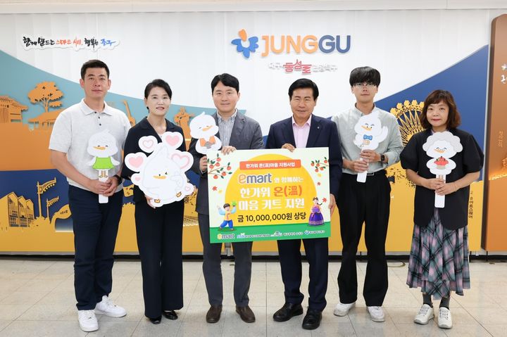 [대구=뉴시스] 대구시사회복지협의회와 이마트 칠성점은 지역 내 어려운 이웃을 돕기 위해 1000만원 상당의 '희망배달마차' 후원품을 중구청에 기탁했다. (사진=대구 중구 제공) 2026.09.28. photo@newsis.com *재판매 및 DB 금지