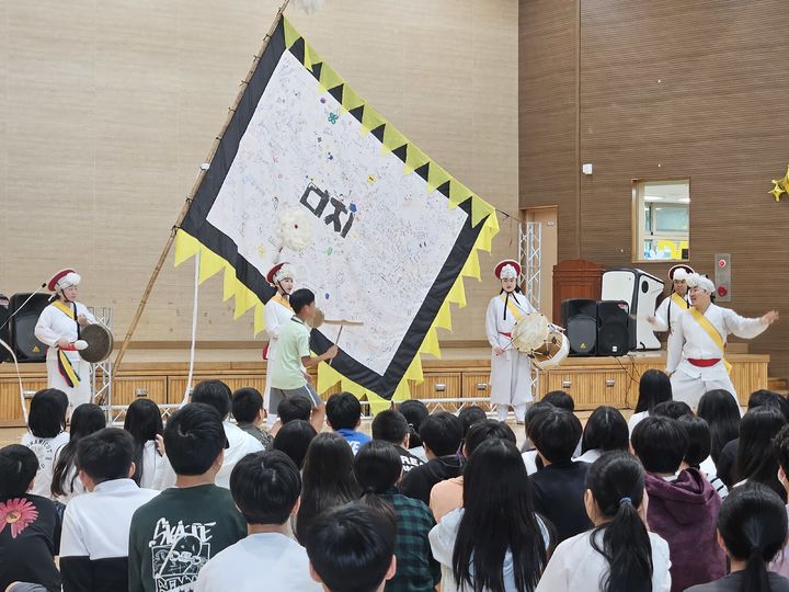 [용인=뉴시스] 버나놀이에 참여하고 있는 학생들. (사진=대지초등학교 제공) 2026.09.28. photo@newsis.com *재판매 및 DB 금지