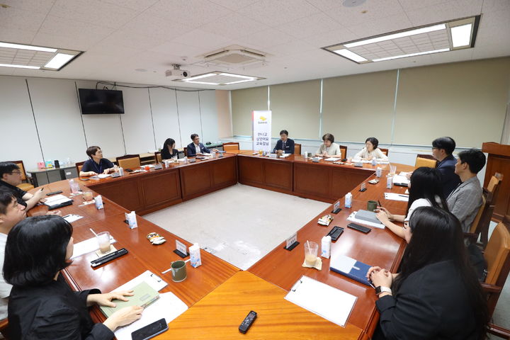 [울산=뉴시스] 조용식 울산교육감이 28일 시교육청 소통나눔실에서 학교응급심리지원단 전문가들의 현장 의견을 듣고있다. (사진=울산교육청 제공) photo@newsis.com *재판매 및 DB 금지