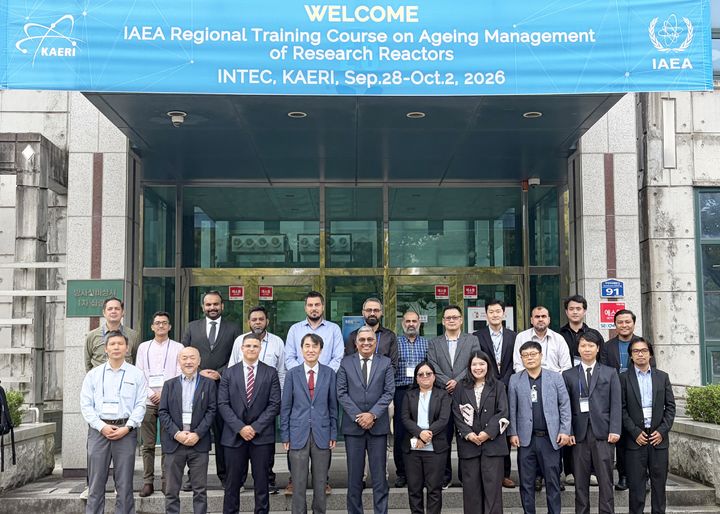 [대전=뉴시스] 원자력연구원 국제원자력연수관(INTEC)에서 열린 'IAEA 연구로 노화관리 훈련과정'에서 참가자들과 관계자들이 기념촬영을 하고 있다. (사진=원자력연구원 제공) 2026.09.28. photo@newsis.com&nbsp; *재판매 및 DB 금지