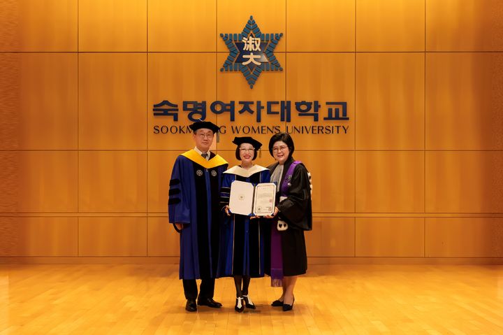 [서울=뉴시스] (왼쪽부터) 최영우 숙명여대 대학원장, 정춘희 숙명발전위원장, 문시연 총장이 학위 수여식에서 기념 촬영을 하고 있다. (사진=숙명여대 제공) 2026.09.28. photo@newsis.com *재판매 및 DB 금지