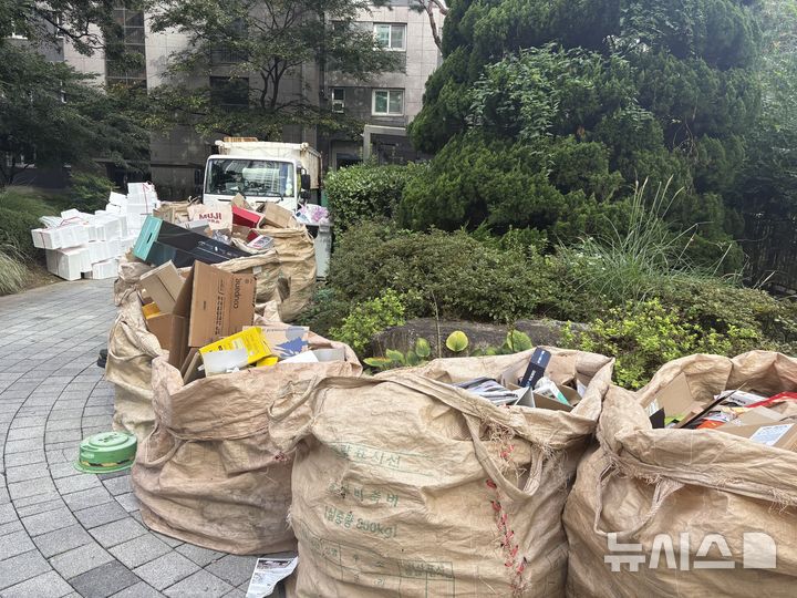 [서울=뉴시스]오영주 수습기자=추석 연휴가 끝난 지난 28일 오전 서울 마포구의 한 대단지 아파트 분리수거장에 쓰레기가 가득 쌓여있다. 2026.09.29 dhdudwn0119@newsis.com
