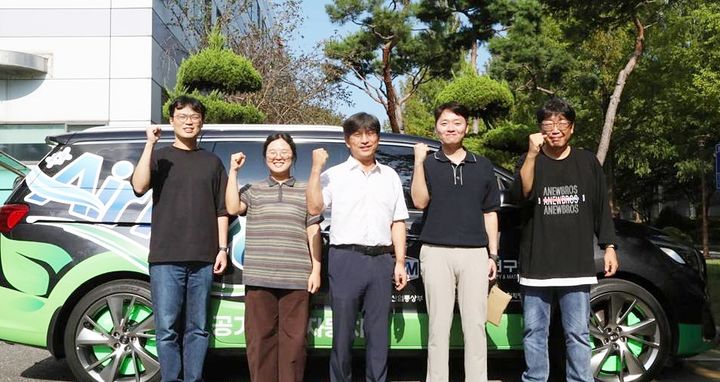 [대전=뉴시스] 대기 미세먼지 대응 상호협력형 공기정화 자동차를 개발한 기계연구원 도시환경연구실 한방우 실장(가운데)과 연구팀.(사진=기계연구원 제공) *재판매 및 DB 금지
