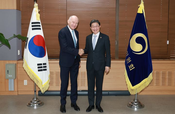 [서울=뉴시스] 이억원 금융위원장이 28일 오후 서울 종로구 정부서울청사에서 코너 키호(Conor Kehoe) 유엔 책임투자원칙(PRI) 이사회 의장과 면담을 통해 지속가능성 공시 및 스튜어드십 코드의 발전 방향과 글로벌 투자자의 역할에 대한 의견을 교환했다. (사진=금융위원회 제공) 2026.09.28. *재판매 및 DB 금지