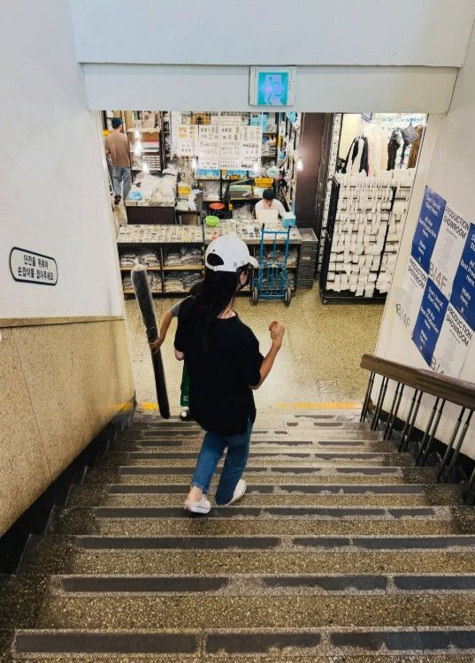 [서울=뉴시스] 송지효가 직접 동대문 상가를 돌아다니는 모습이다. (사진=송지효 SNS 캡처) 2026.09.28. photo@newsis.com *재판매 및 DB 금지