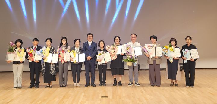 [천안=뉴시스] 최영민 기자=장기수 천안시장이 28일 천안시청소년복합커뮤니티센터에서 열린 2026 천안 K컬처박람회 결과보고 및 유공자 시상식에서 시상 후 수상자들과 기념촬영을 하고 있다. 2026.09.28 ymchoi@newsis.com *재판매 및 DB 금지