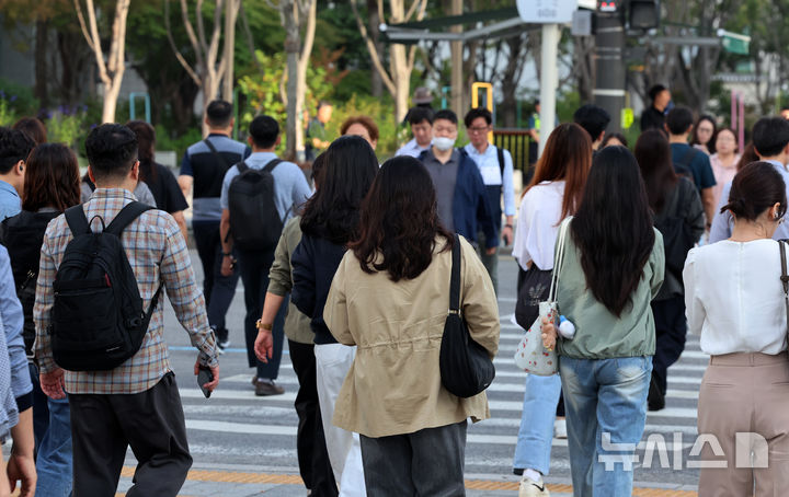 [서울=뉴시스] 조성우 기자 = 29일 화요일은 서울·인천·수원 등 수도권 아침 기온이 15도까지 내려가 어제보다 쌀쌀하겠다. 사진은 추석 연휴가 끝난 28일 서울 종로구 세종대로 사거리에서 출근길 시민들이 발걸음을 옮기고 있는 모습. 2026.09.28. xconfind@newsis.com