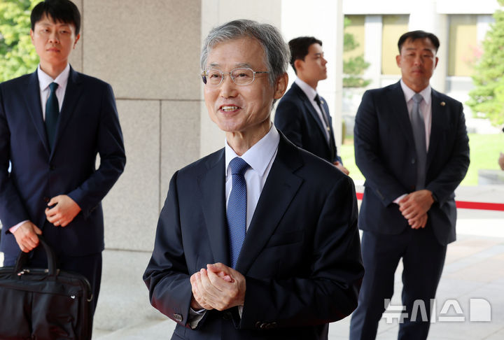 [서울=뉴시스] 박영태 기자 = 조희대 대법원장이 28일 오전 서울 서초구 대법원으로 출근하며 취재진 질문에 답변하고 있다. 2026.09.28. since1999@newsis.com
