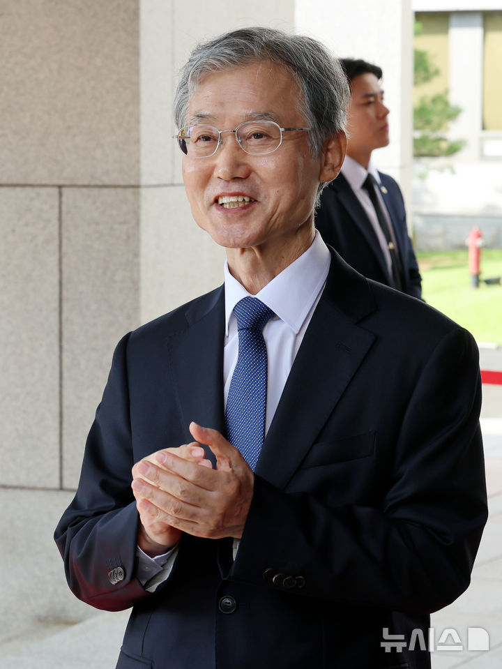 [서울=뉴시스] 박영태 기자 = 조희대 대법원장이 28일 오전 서울 서초구 대법원으로 출근하며 취재진 질문에 답변하고 있다. 2026.09.28. since1999@newsis.com
