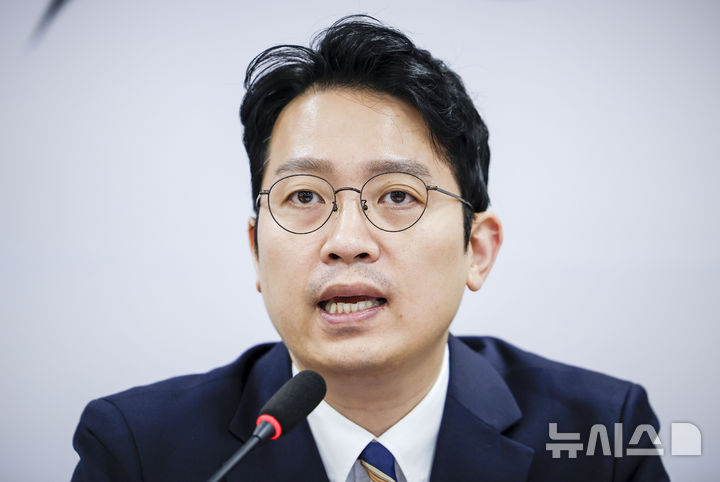[서울=뉴시스] 정병혁 기자 = 이기인 개혁신당 비상대책위원장이 28일 서울 여의도 국회에서 열린 비상대책위원회의에서 발언하고 있다. 2026.09.28. jhope@newsis.com