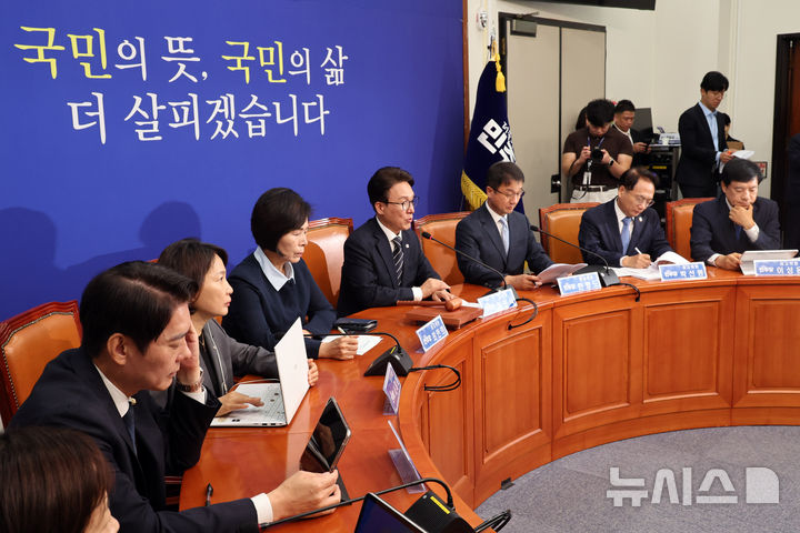 [서울=뉴시스] 최진석 기자 = 김민석 더불어민주당 대표가 28일 여의도 국회에서 열린 최고위원회의에 참석해 발언하고 있다. 2026.09.28. myjs@newsis.com