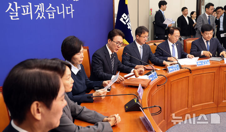 [서울=뉴시스] 최진석 기자 = 김민석 더불어민주당 대표가 28일 여의도 국회에서 열린 최고위원회의에서 의사봉을 두드리고 있다. 2026.09.28. myjs@newsis.com