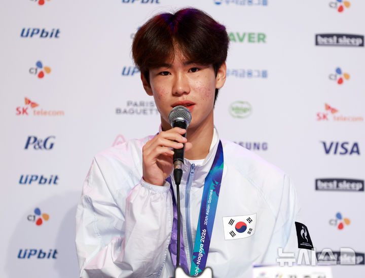 [나고야(일본)=뉴시스] 이영환 기자 = 스케이트보드 남자 스트리트 금메달리스트 강준이가 28일 오전(현지 시간) 일본 아이치현 나고야시 코리아하우스에서 열린 금메달리스트 기자회견에 참석해 취재진의 질문에 답하고 있다. 2026.09.28. 20hwan@newsis.com