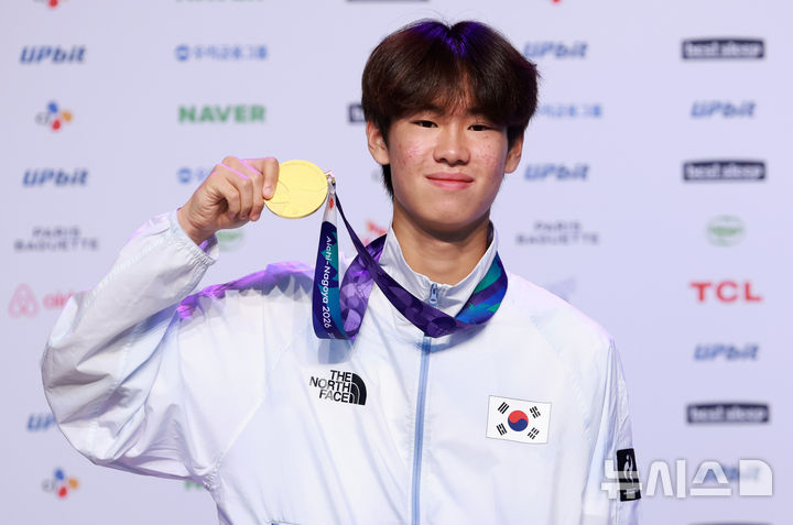 [나고야(일본)=뉴시스] 이영환 기자 = 스케이트보드 남자 스트리트 금메달리스트 강준이가 28일 오전(현지 시간) 일본 아이치현 나고야시 코리아하우스에서 열린 금메달리스트 기자회견에 참석해 기념촬영을 하고 있다. 2026.09.28. 20hwan@newsis.com