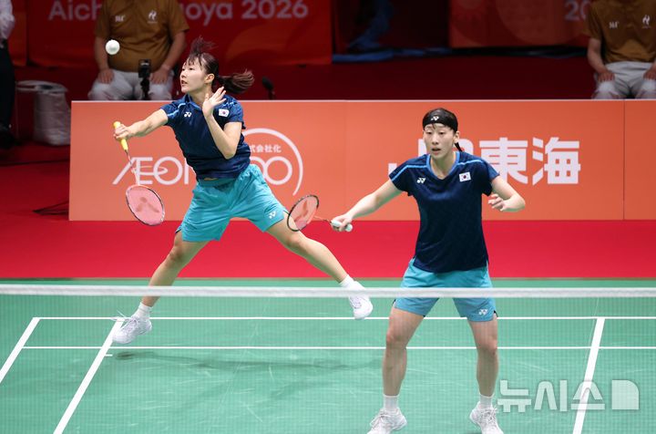 [이치노미야(일본)=뉴시스] 황준선 기자 = 28일(현지시간) 일본 아이치현 이치노미야시립 종합체육관에서 열린 2026 아이치·나고야 아시안게임 배드민턴 여자 복식 준결승전에서 한국 이소희와 백하나 조가 일본 나카니시 키에와 우에사카 린을 상대로 경기하고 있다. 2026.09.28. hwang@newsis.com
