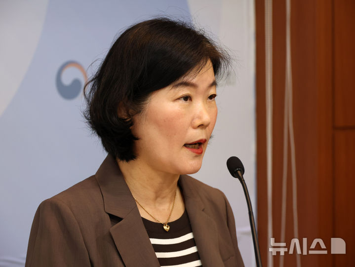 [세종=뉴시스] 배훈식 기자 = 이순미 공정거래위원회 상임위원이 28일 오전 세종시 정부세종청사에서 명륜당의 부당지원행위 및 가맹사업법 위반 행위 제재 브리핑을 하고 있다. 2026.09.28. dahora83@newsis.com