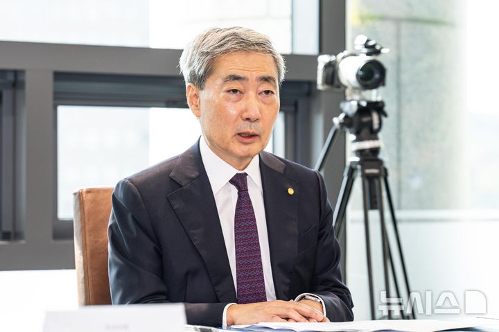 [서울=뉴시스] 전신 기자 = 신현송 한국은행 총재가 지난달 28일 오전 서울시 중구 남대문로 한국은행에서 이형일 경제부총리 겸 재정경제부 장관과 면담하고 있다. (공동취재) 2026.09.28. photo1006@newsis.com