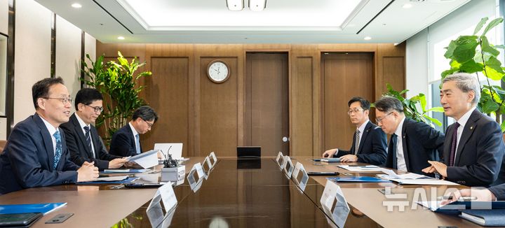 [서울=뉴시스] 전신 기자 = 이형일 경제부총리 겸 재정경제부 장관이 28일 오전 서울시 중구 남대문로 한국은행을 방문해 신현송 한국은행 총재와 면담하고 있다. (공동취재) 2026.09.28. photo1006@newsis.com