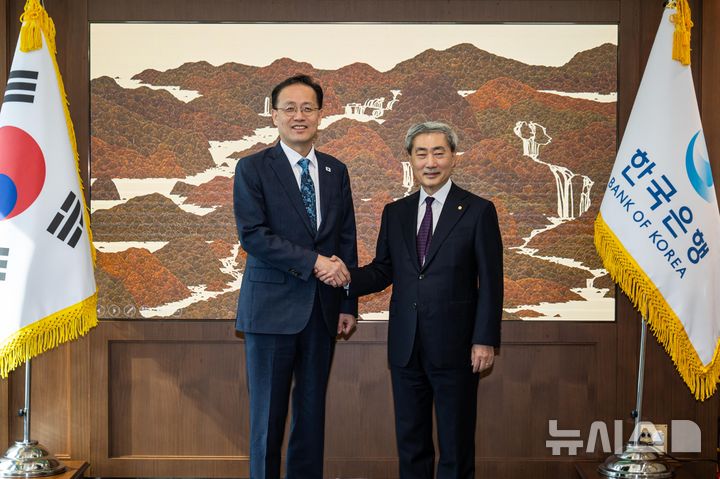 [서울=뉴시스] 전신 기자 = 이형일 경제부총리 겸 재정경제부 장관이 28일 오전 서울시 중구 남대문로 한국은행을 방문해 신현송 한국은행 총재와 기념촬영하고 있다. (공동취재) 2026.09.28. photo1006@newsis.com